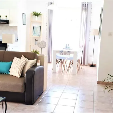 Perfectly Located 2bdr/pool+near Beach+free Wifi דירה