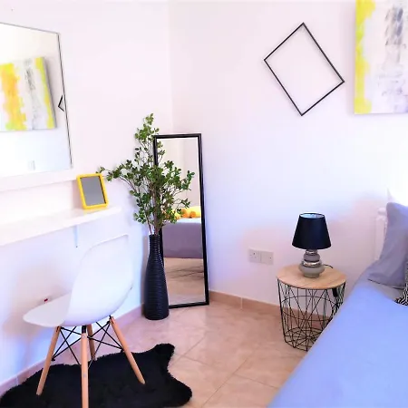 Perfectly Located 2bdr/pool+near Beach+free Wifi Apartment