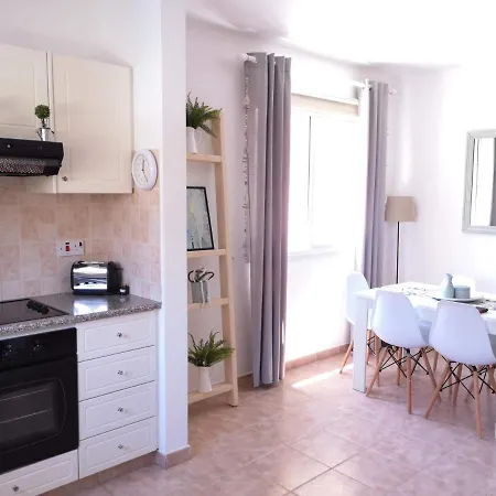 Perfectly Located 2bdr/pool+near Beach+free Wifi Apartment